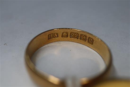 A 22ct yellow gold engraved wedding band, a similar plain band and a 9ct yellow gold signet ring with carnelian matrix.